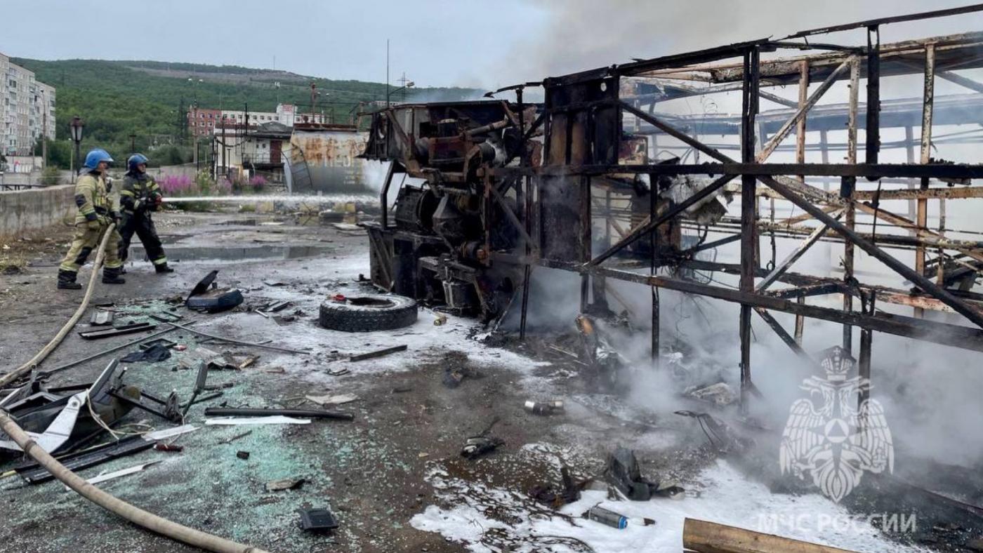 В Мурманске на территории бывшей автоколонны сгорел остов автобуса